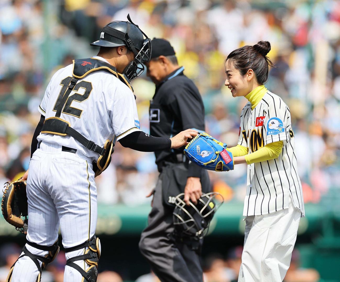 阪神対巨人　始球式を終え坂本（左）からボールを受け取る女優で日本舞踊家の藤間爽子（撮影・上田博志）