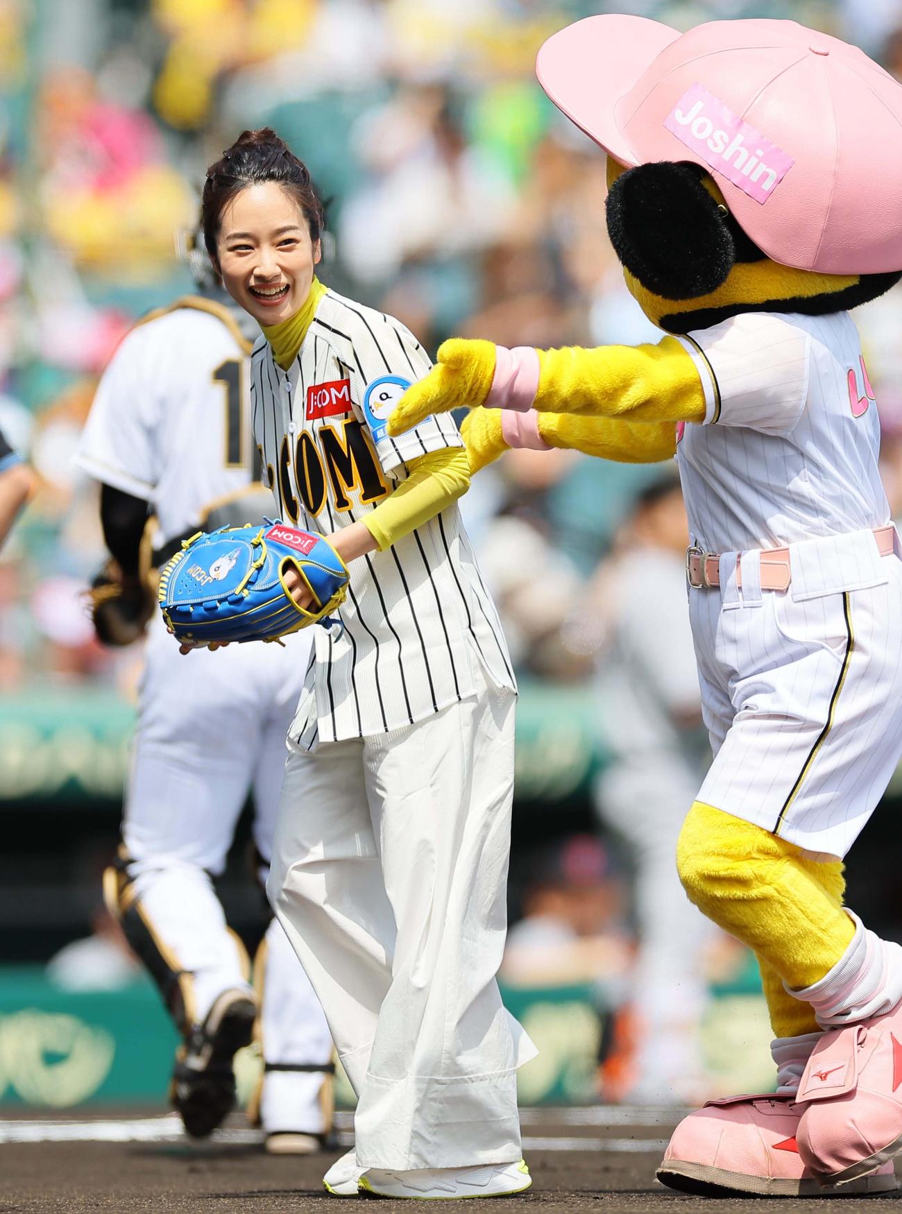 阪神対巨人　始球式で笑顔を見せる女優で日本舞踊家の藤間爽子（撮影・上田博志）
