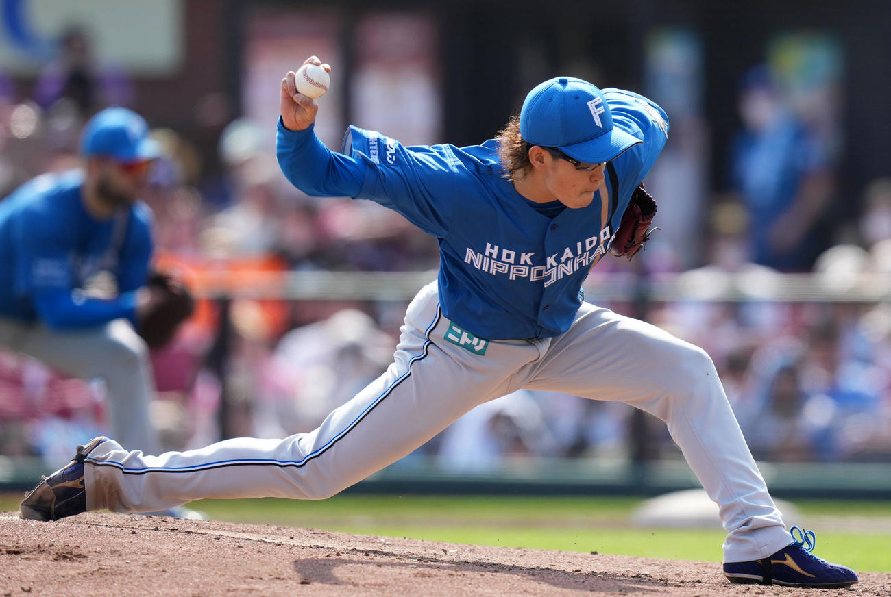 楽天対日本ハム　力投する日本ハム先発の鈴木（撮影・横山健太）