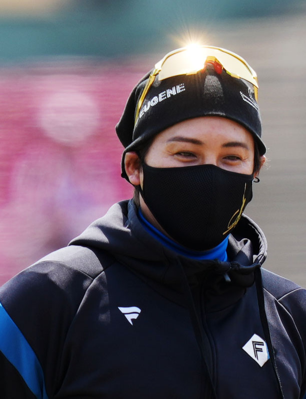 楽天対日本ハム　笑顔で練習を見つめる日本ハム新庄監督（撮影・横山健太）