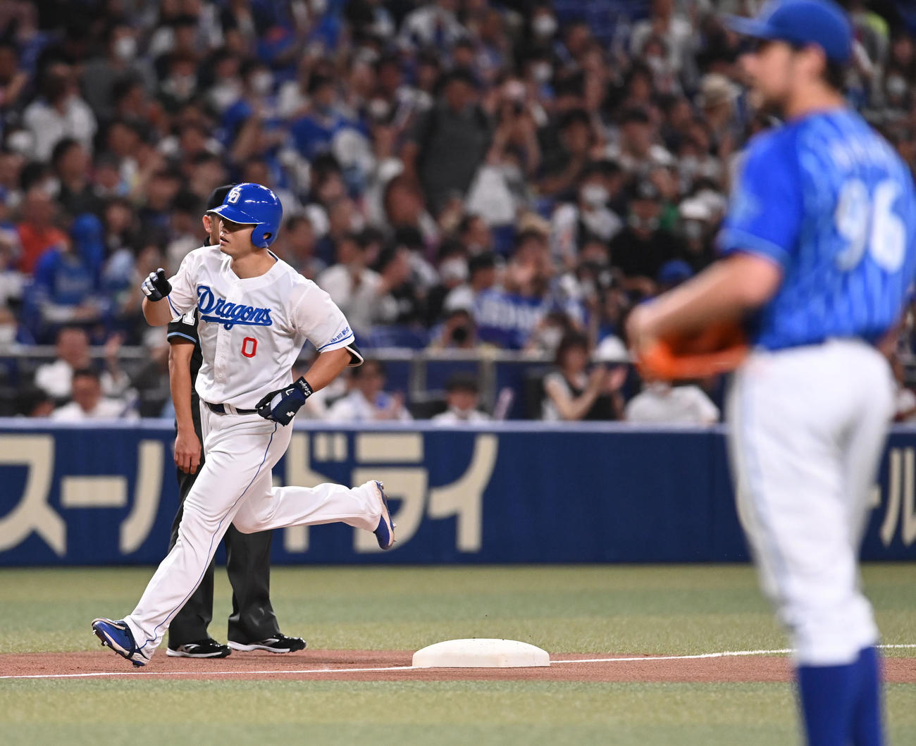 中日対DeNA 1回裏中日2死、左中間へ本塁打を放った細川（左）（撮影・森本幸一）