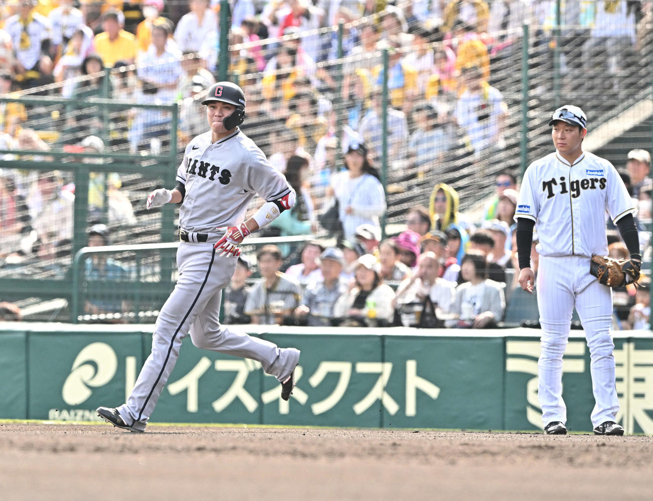 阪神対巨人　6回表巨人1死、坂本（左）は左翼に大飛球を放つもファウルとなり悔しがる。一塁手大山（撮影・滝沢徹郎）