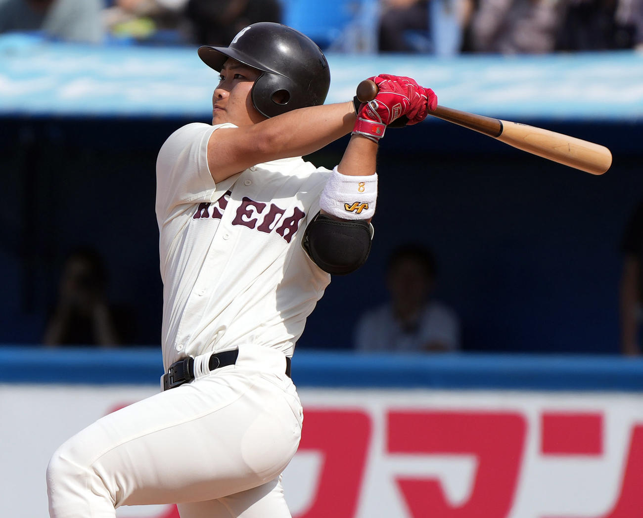 慶大対早大　7回裏早大1死一、二塁、3点本塁打を放つ早大・島川（撮影・狩俣裕三）