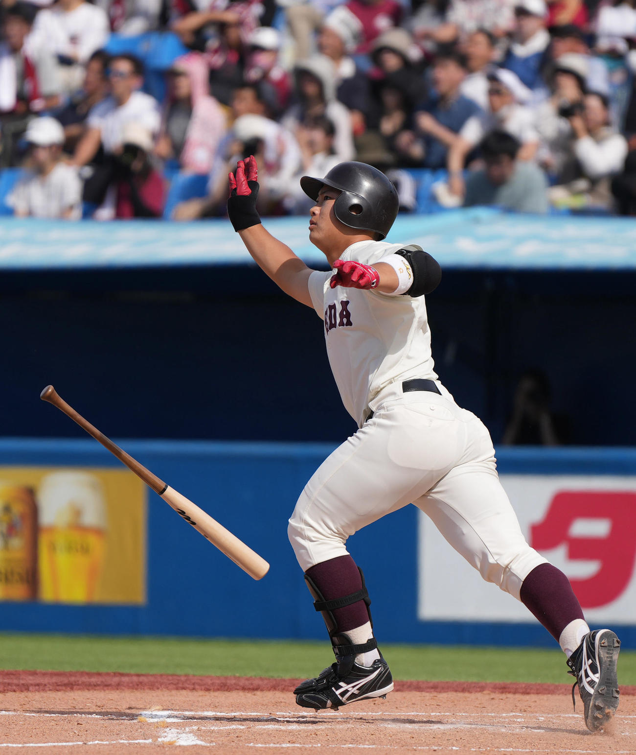 慶大対早大　7回裏早大1死一、二塁、3点本塁打を放つ早大・島川（撮影・狩俣裕三）