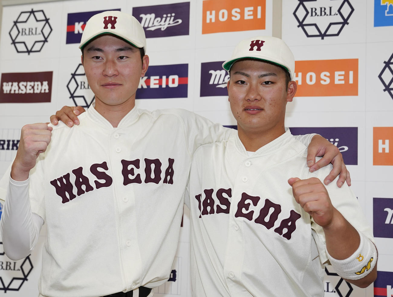 慶大対早大　試合後、記念撮影をする早大・斎藤正（左）と島川（撮影・狩俣裕三）