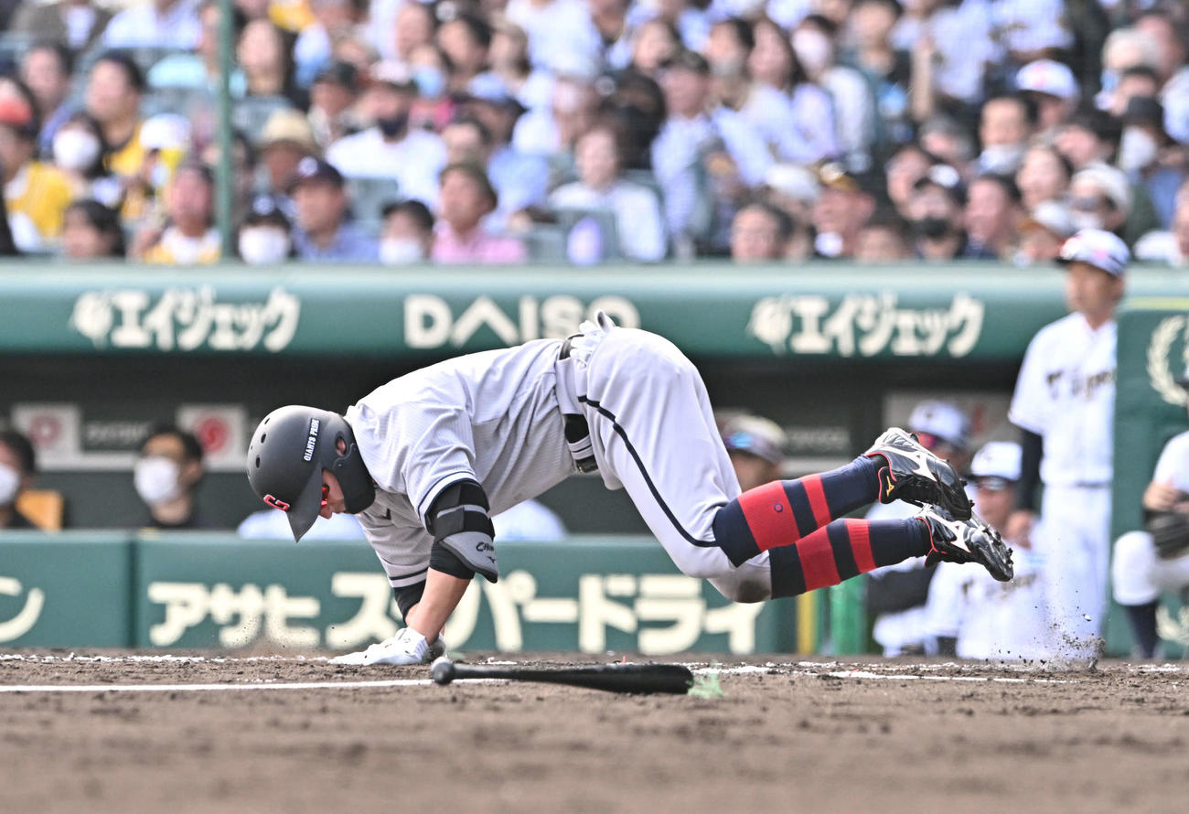 阪神対巨人　7回表巨人無死一塁、長野は遊ゴロを放ちアクシデントで倒れ込む（撮影・滝沢徹郎）