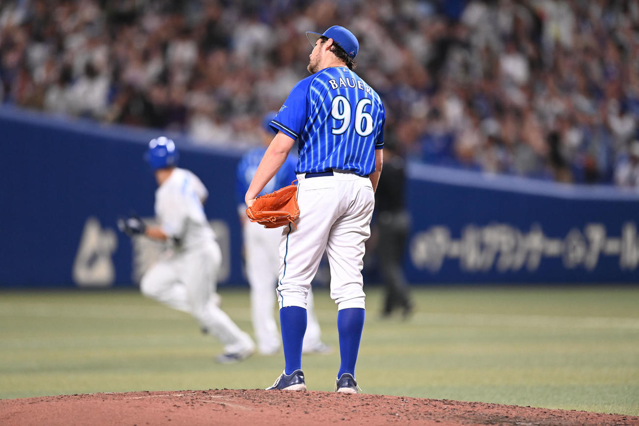 中日対DeNA 6回裏中日1死、細川に右越え本塁打を打たれたバウアー（撮影・森本幸一）