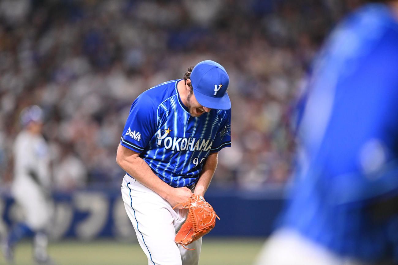 中日対DeNA 6回裏中日1死、細川に右越え本塁打を打たれたバウアー（撮影・森本幸一）
