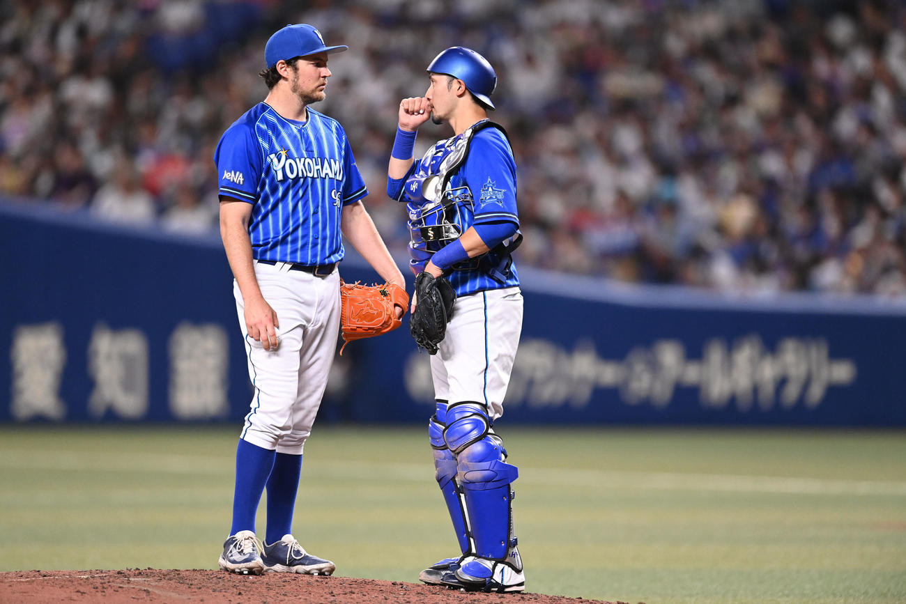 中日対DeNA 6回裏中日2死一塁、伊藤と言葉を交わすバウアー（左）（撮影・森本幸一）