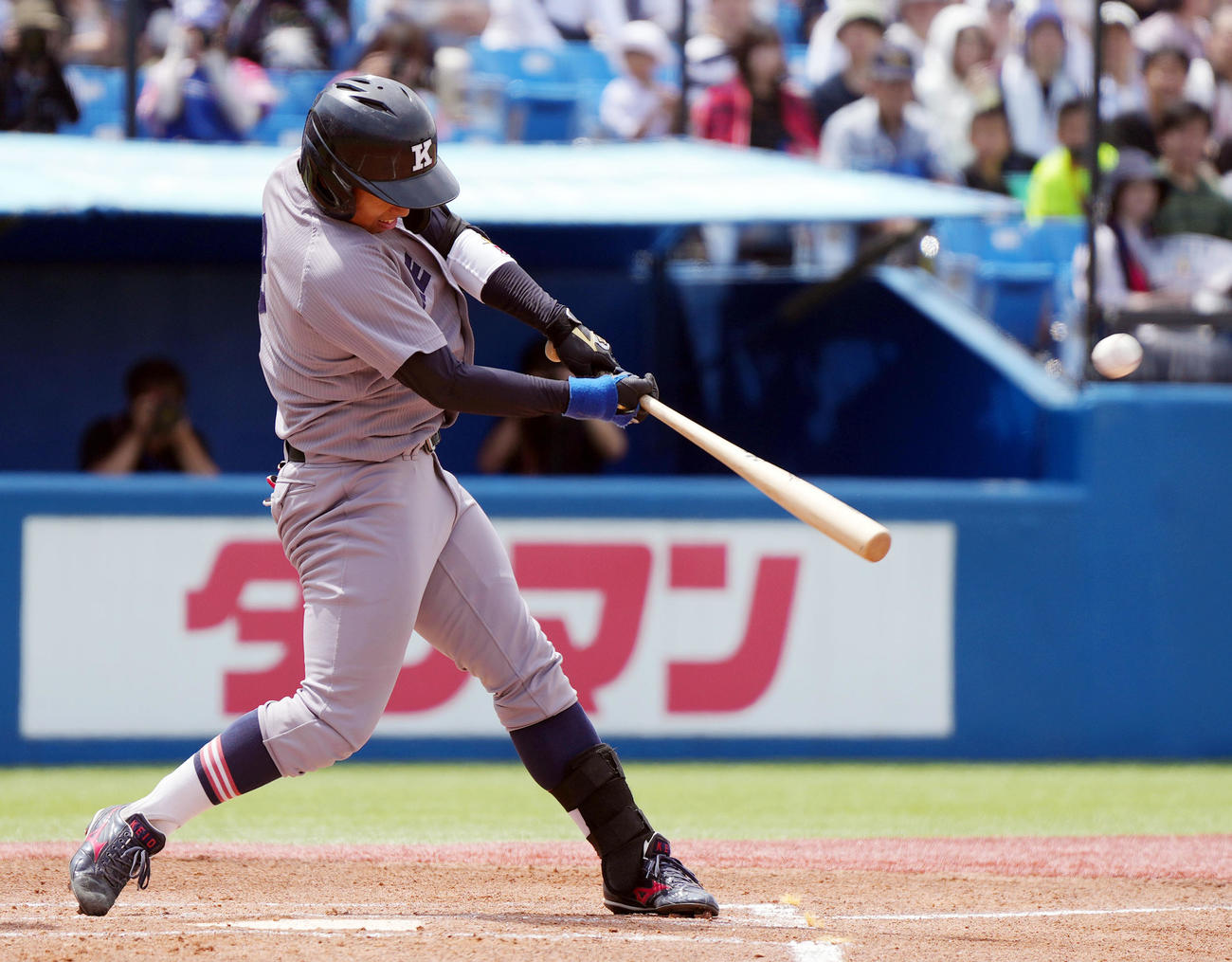 慶大対早大　1回表慶大2死三塁、先制2点本塁打を放つ慶大・栗林泰（撮影・狩俣裕三）