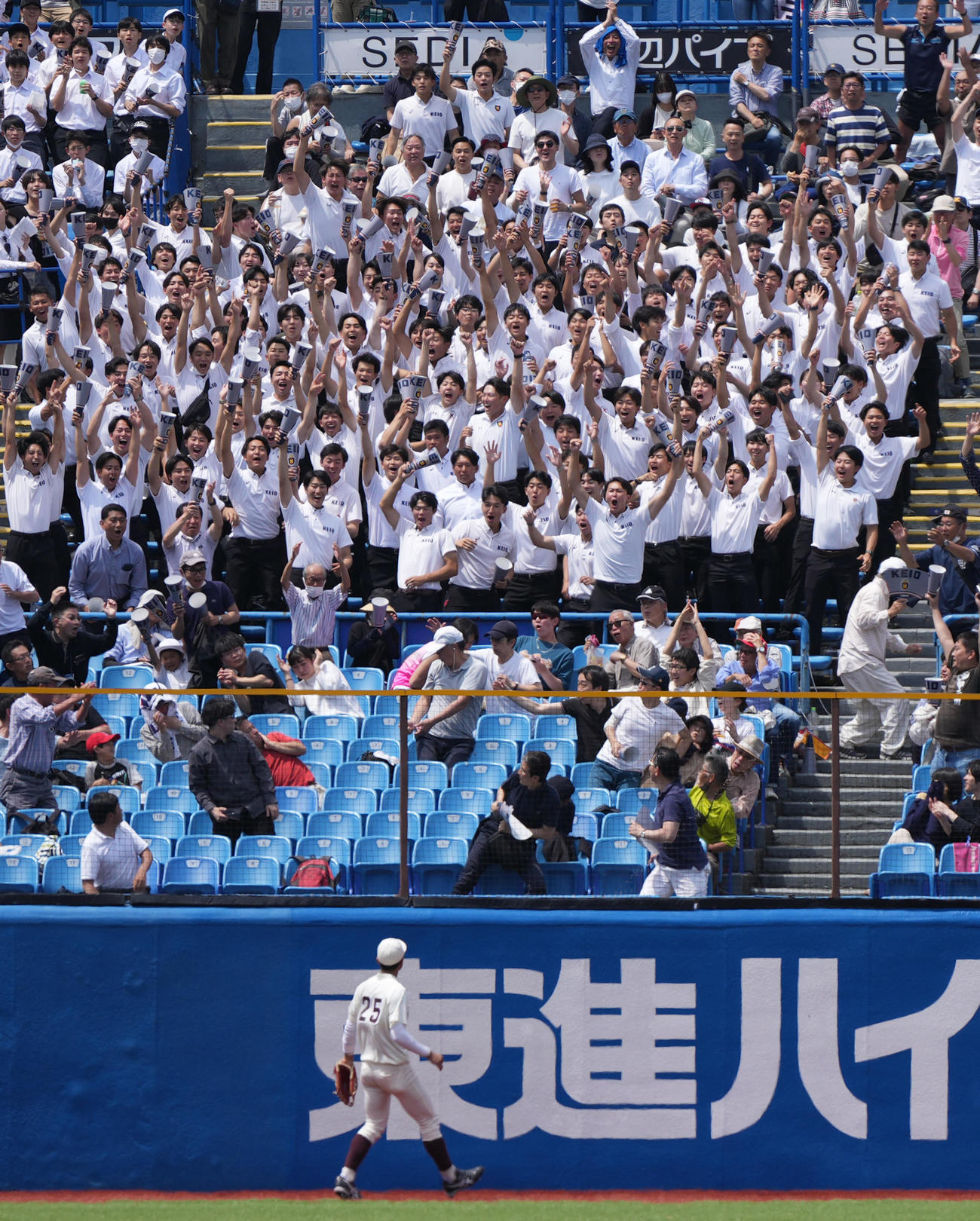慶大対早大　1回表慶大2死三塁、慶大・栗林泰の先制2点本塁打がスタンドインし、喜ぶ慶大ファン（撮影・狩俣裕三）