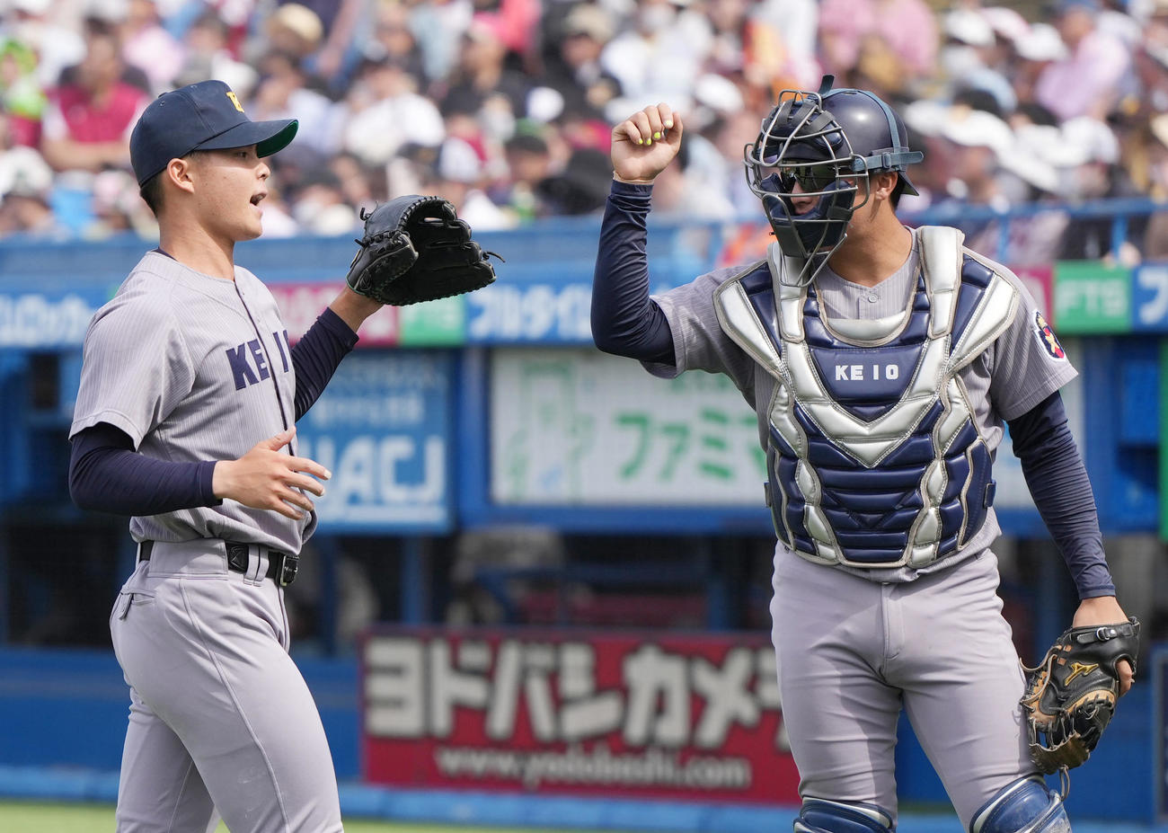 慶大対早大　6回裏を抑え、慶大・宮崎（右）とタッチを交わす先発の外丸（撮影・狩俣裕三）