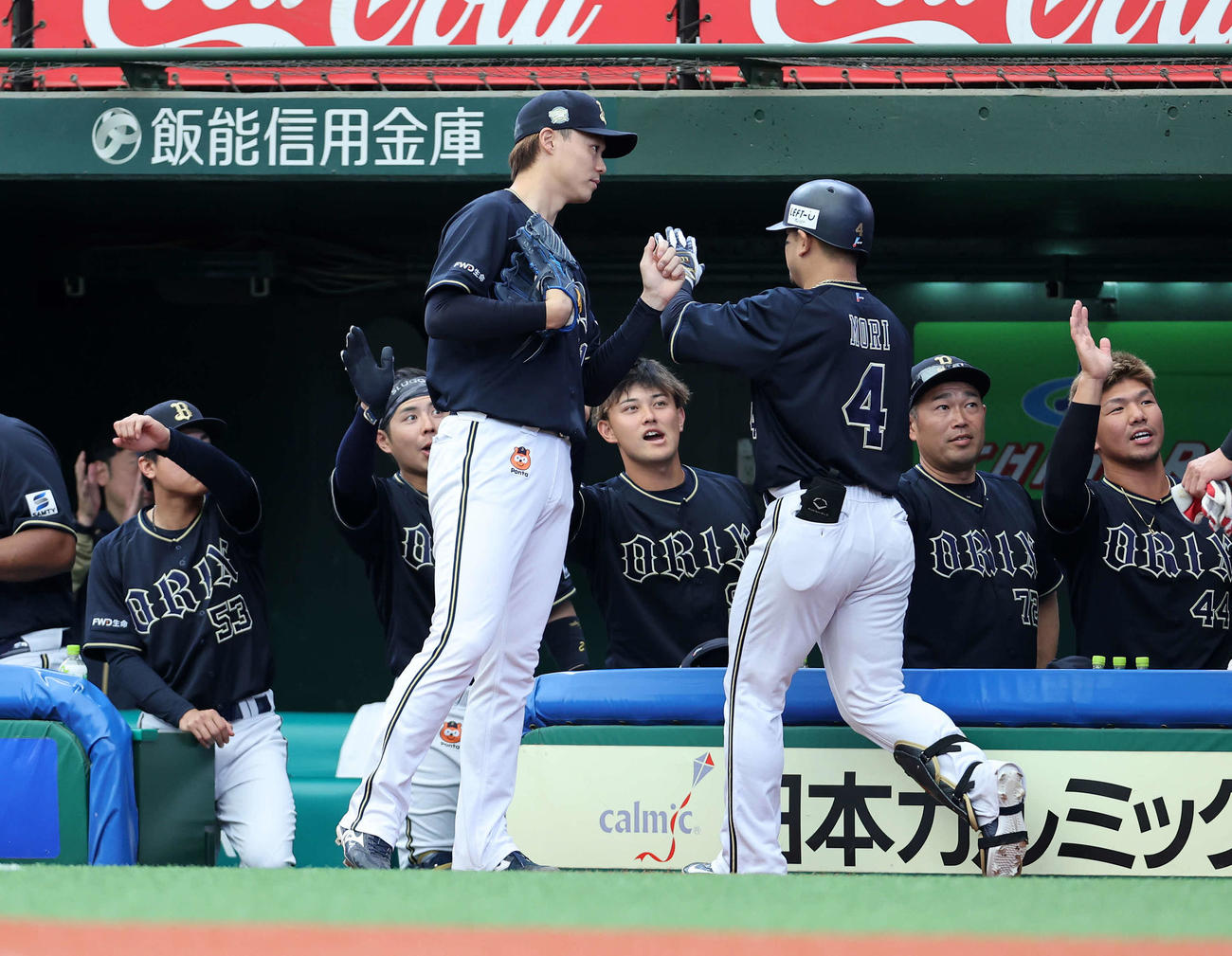 西武対オリックス　1回表オリックス2死三塁、森（手前右）の右越え2点本塁打を迎える山崎福（撮影・鈴木正人）