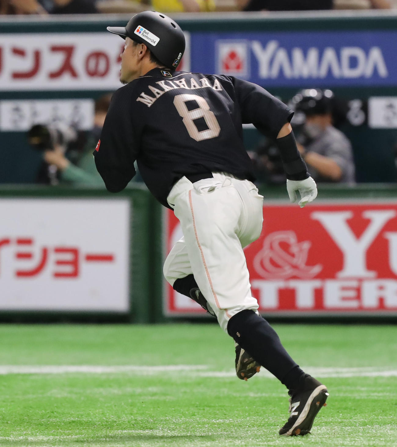 ソフトバンク対ロッテ　5回裏ソフトバンク2死一塁、牧原大は右越えに同点となる2点本塁打を放つ（撮影・冨田成美）
