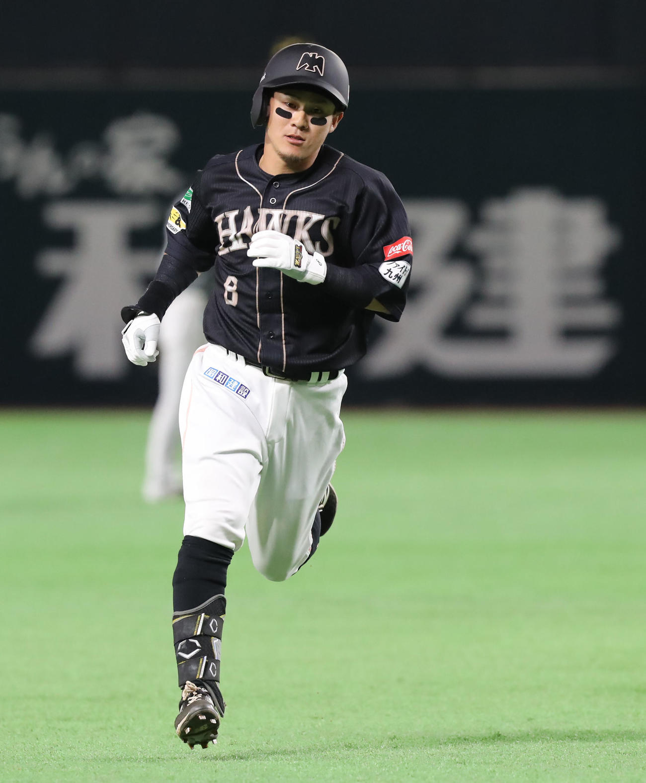 ソフトバンク対ロッテ　5回裏ソフトバンク2死一塁、牧原大は右越えに同点となる2点本塁打を放つ（撮影・冨田成美）