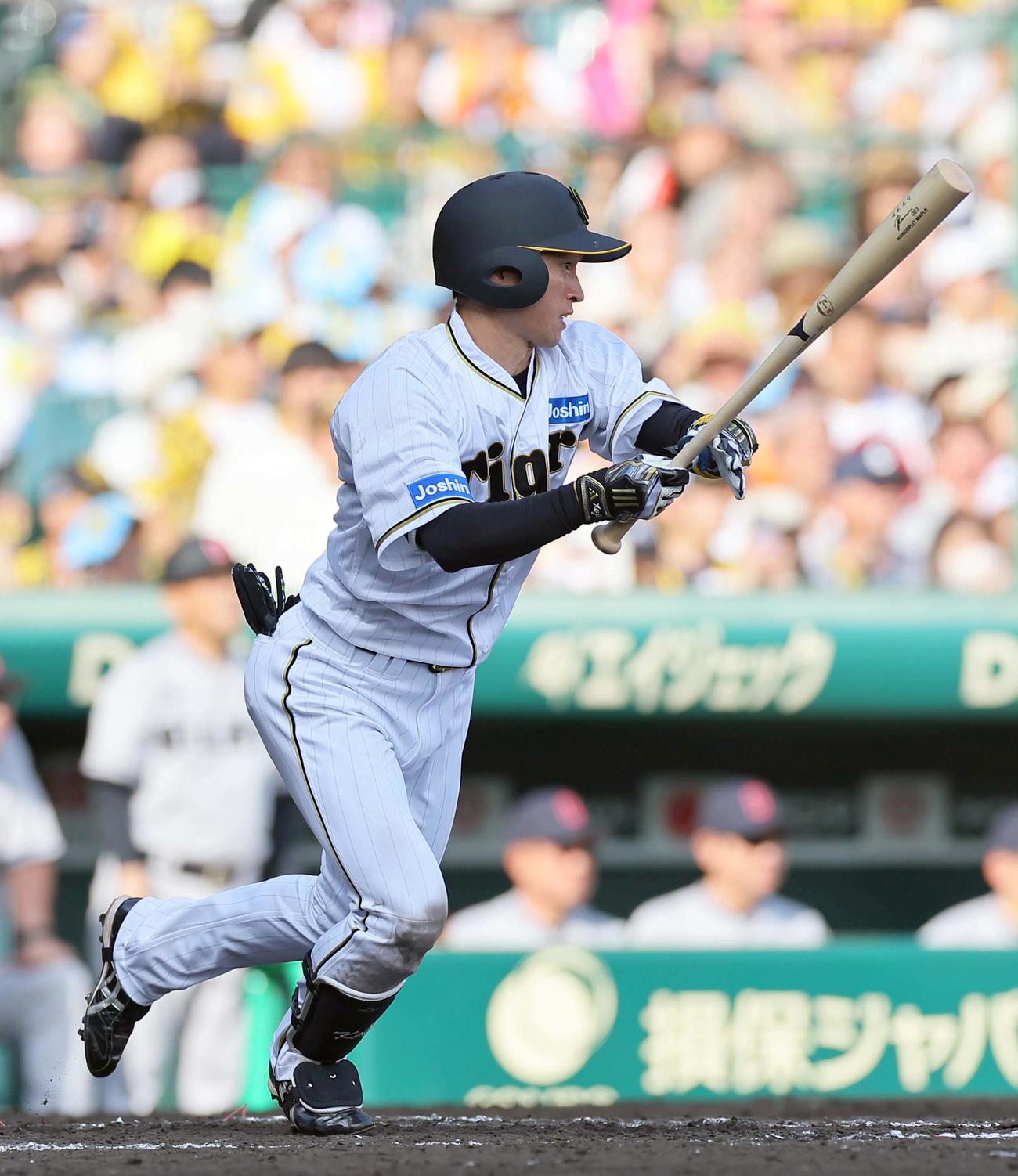 阪神対巨人　7回裏阪神2死一、二塁、近本は中前に先制適時打を放つ（撮影・上田博志）