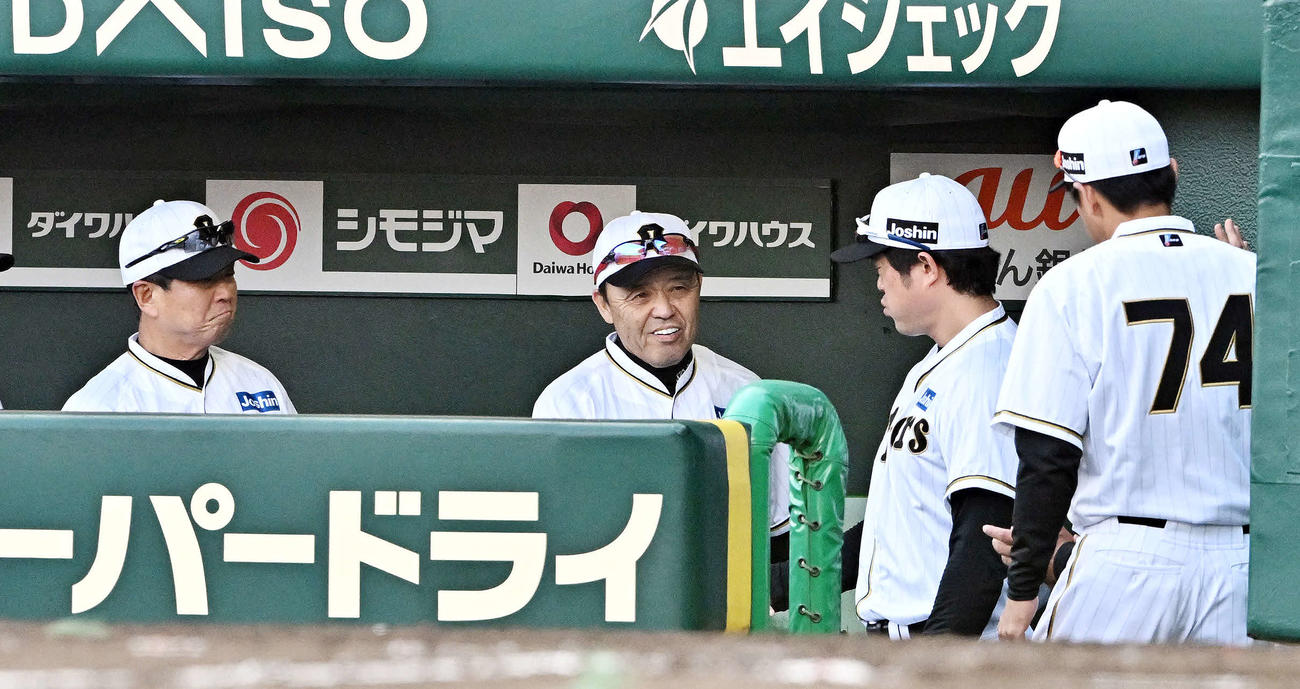 阪神対巨人　7連勝し笑顔の阪神岡田監督（左から2人目）（撮影・滝沢徹郎）