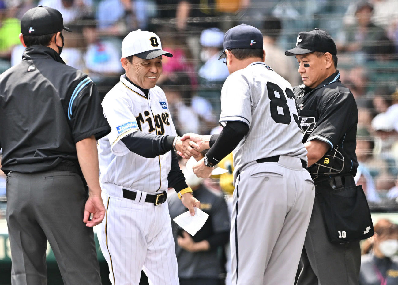 阪神対巨人　試合前にメンバー表の交換を終え握手をかわす阪神岡田監督（中左）と巨人原監督（撮影・滝沢徹郎）