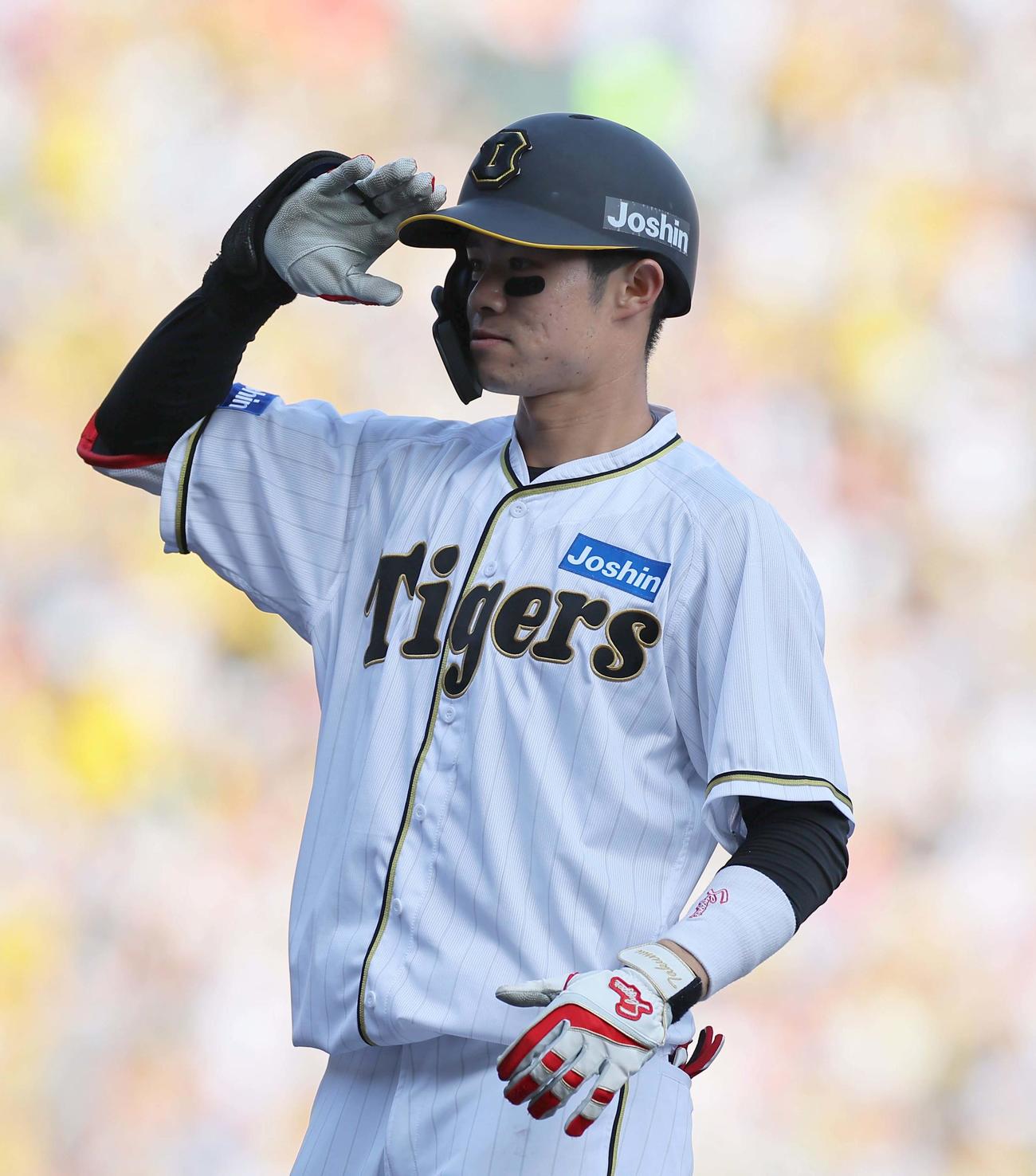 阪神対巨人　7回裏阪神2死二、三塁、中前に2点適時打を放った中野はポーズを決める（撮影・上田博志）