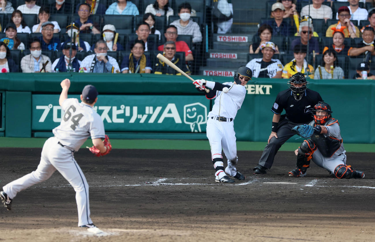 阪神対巨人　7回裏阪神2死二、三塁、中野は中前適時打を放つ。投手は大江（撮影・加藤哉）