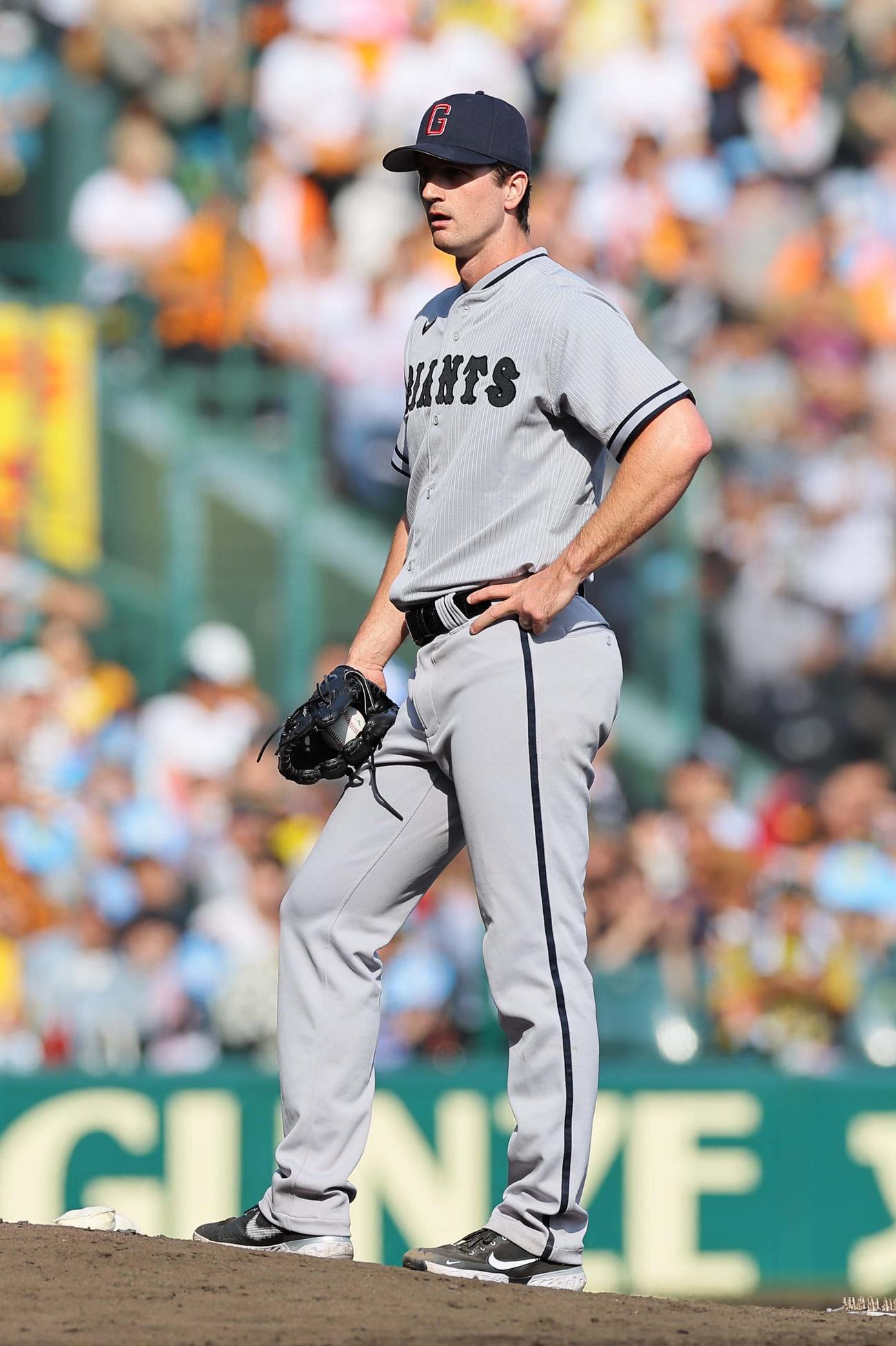 阪神対巨人　7回裏阪神2死一、二塁、グリフィンは近本に中前先制適時打を浴びる（撮影・上田博志）