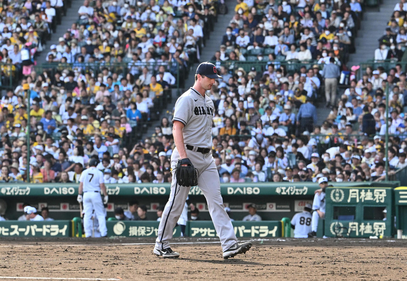 阪神対巨人　7回裏、交代を告げられベンチへ引き揚げる巨人先発のグリフィン（撮影・滝沢徹郎）