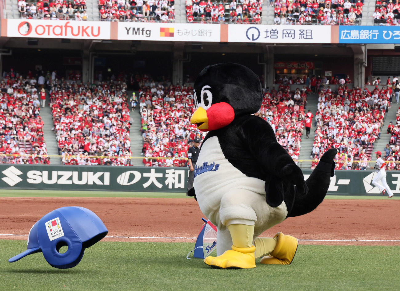 広島対ヤクルト　7回表ヤクルト、つば九郎は今日もくるりんぱ失敗（撮影・加藤孝規）