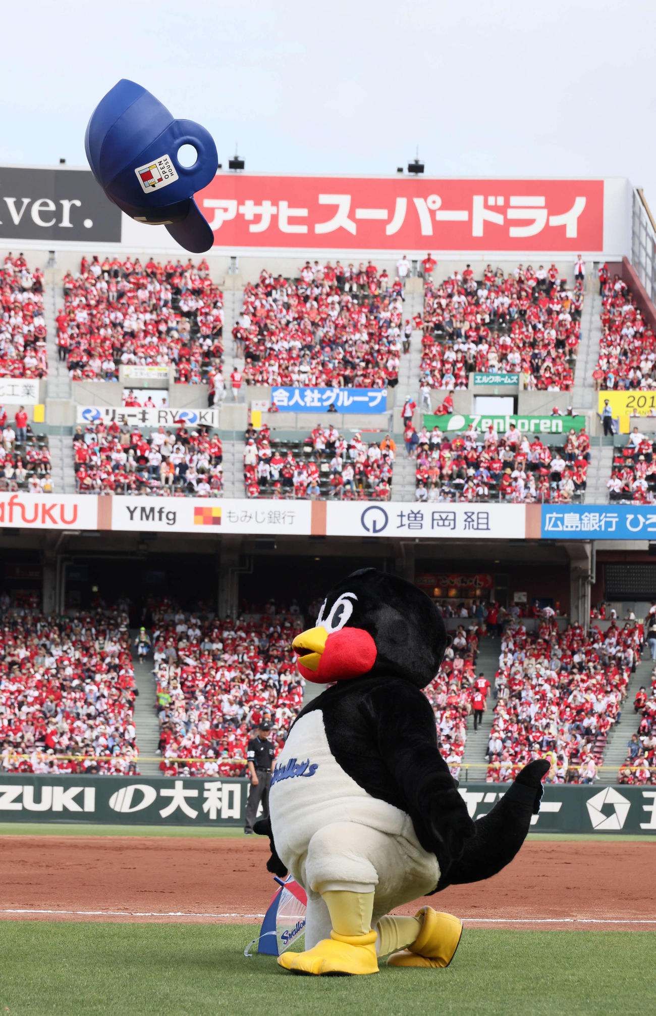 広島対ヤクルト　7回表ヤクルト、つば九郎は今日もくるりんぱ失敗（撮影・加藤孝規）
