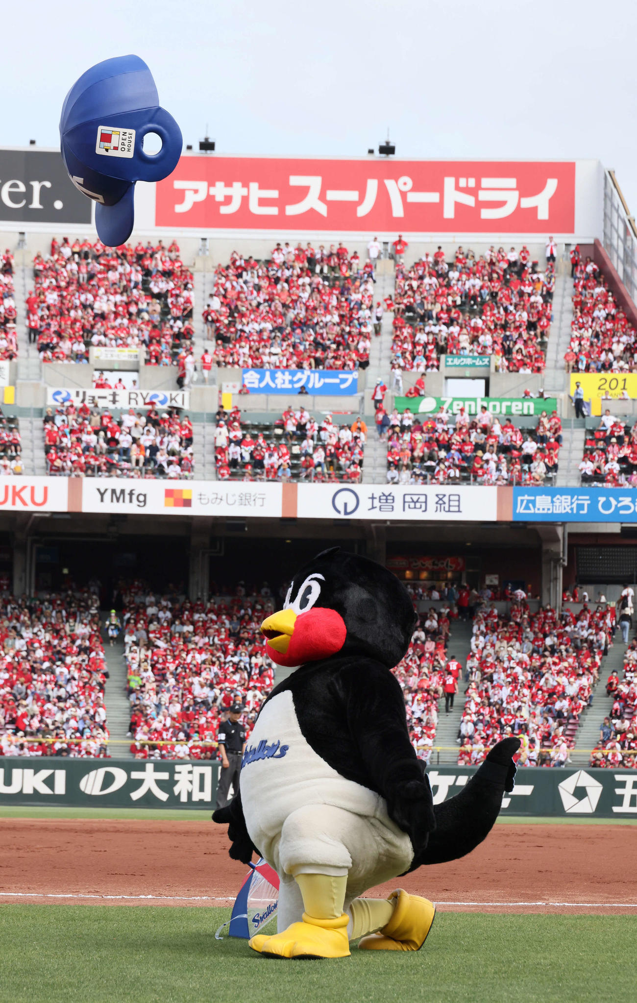 広島対ヤクルト　7回表ヤクルト、つば九郎は今日もくるりんぱ失敗（撮影・加藤孝規）