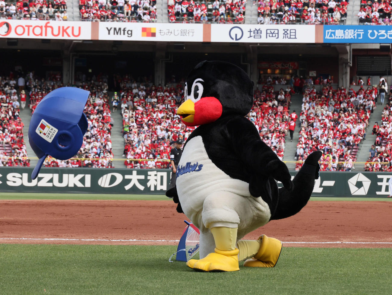 広島対ヤクルト　7回表ヤクルト、つば九郎は今日もくるりんぱ失敗（撮影・加藤孝規）