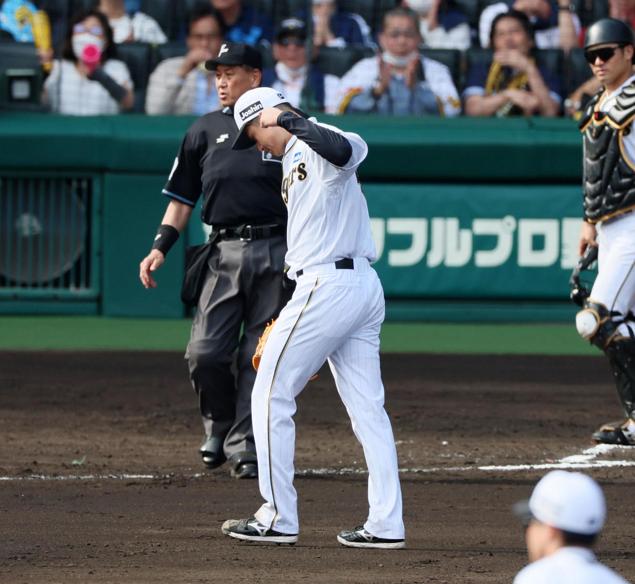 阪神対巨人　6回表巨人2死一塁、大竹は岡本和を中飛に仕留めガッツポーズを見せる（撮影・加藤哉）