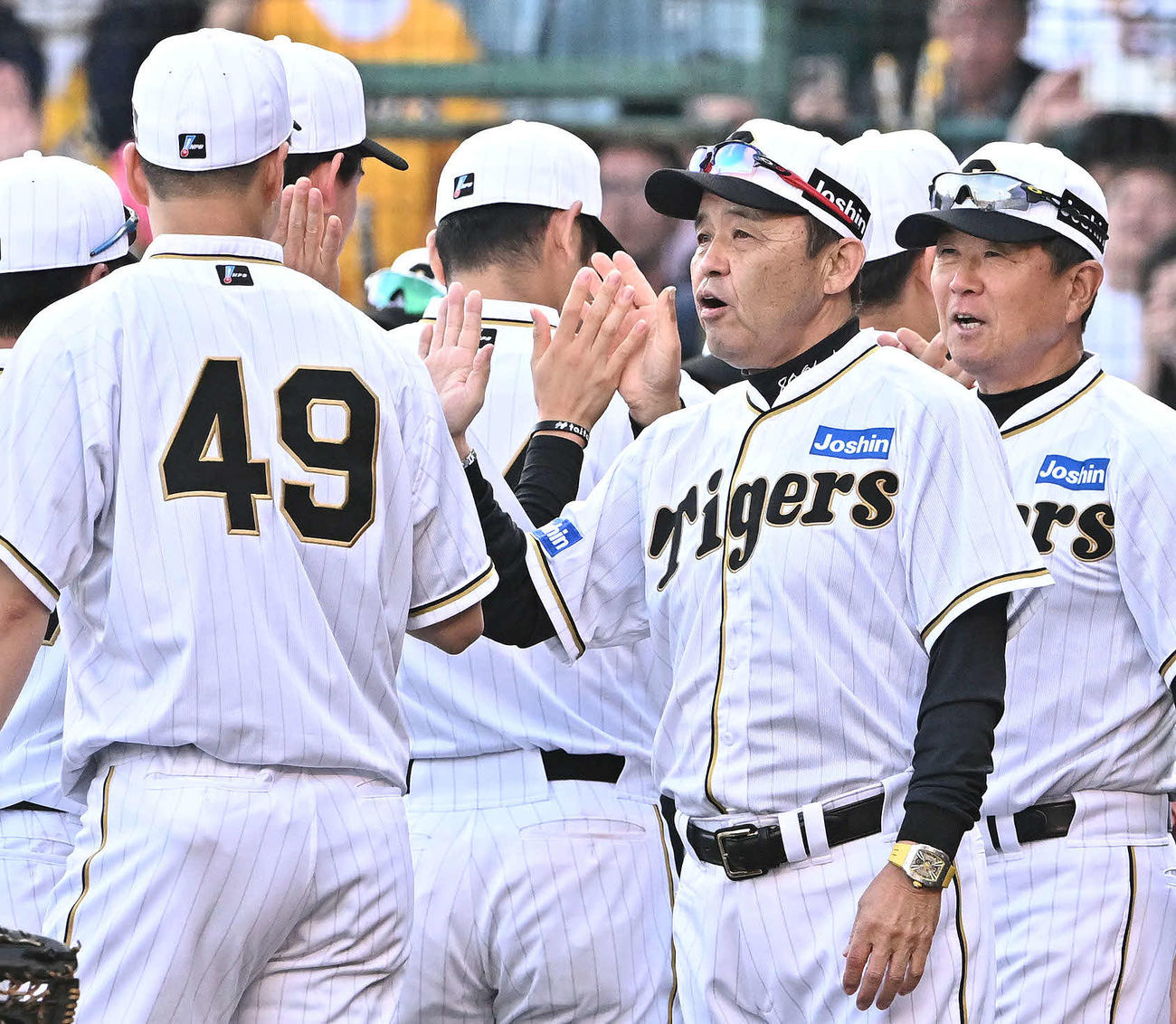 阪神対巨人　試合後、阪神岡田監督（手前右から2人目）は勝利投手の大竹（背番号49）とタッチをかわす（撮影・滝沢徹郎）