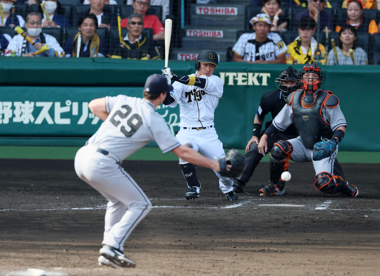 阪神対巨人　7回裏阪神2死一、二塁、近本は中前適時打を放つ。投手グリフィン（撮影・加藤哉）