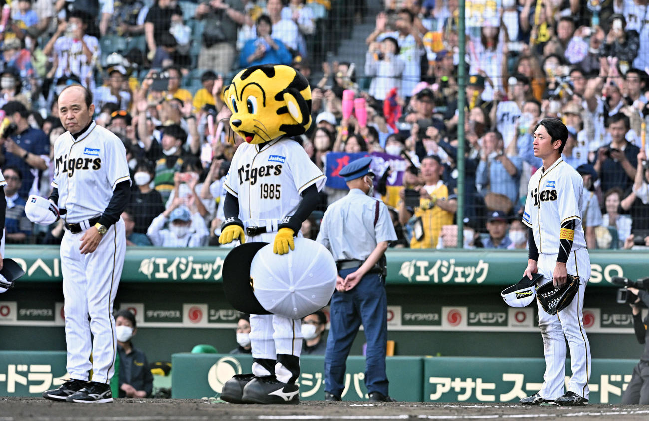 阪神対巨人　試合に勝利しあいさつする阪神近本（右）と岡田彰監督（撮影・滝沢徹郎）