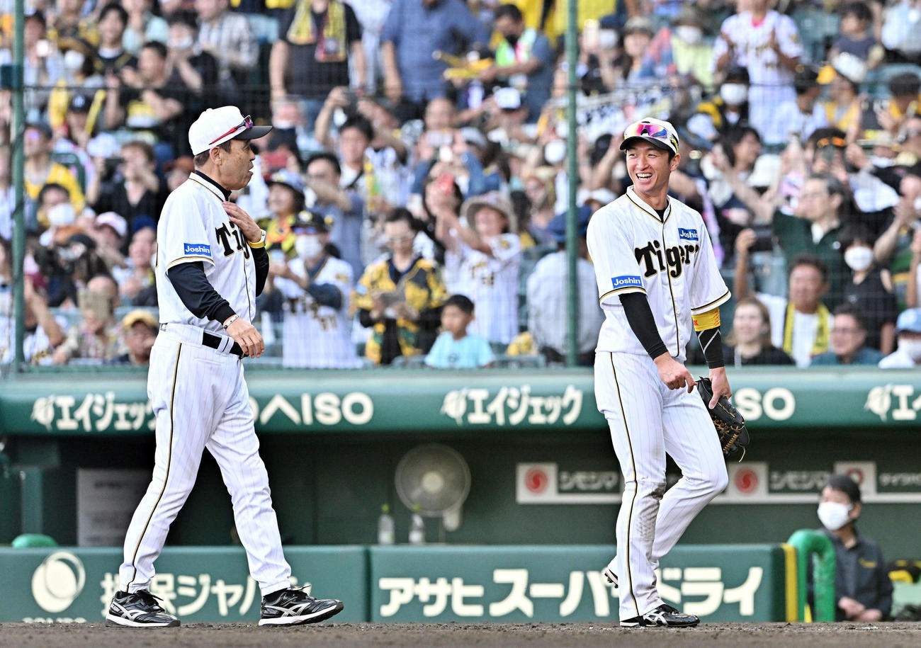 阪神対巨人　試合後、笑顔で言葉を交わす阪神岡田監督（左）と近本（撮影・滝沢徹郎）
