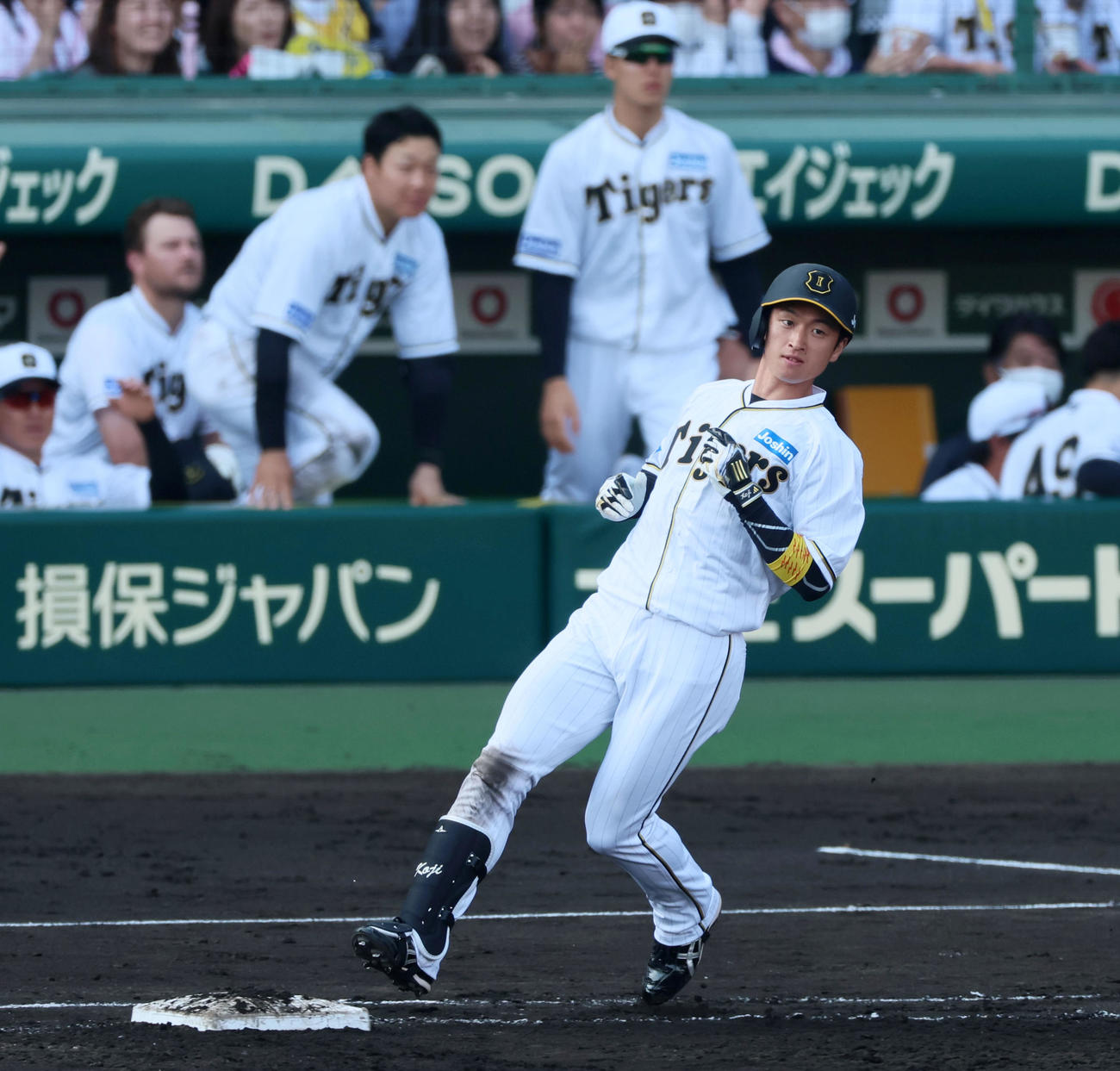 阪神対巨人　7回裏阪神2死一、二塁、近本は中前適時打を放つ（撮影・加藤哉）