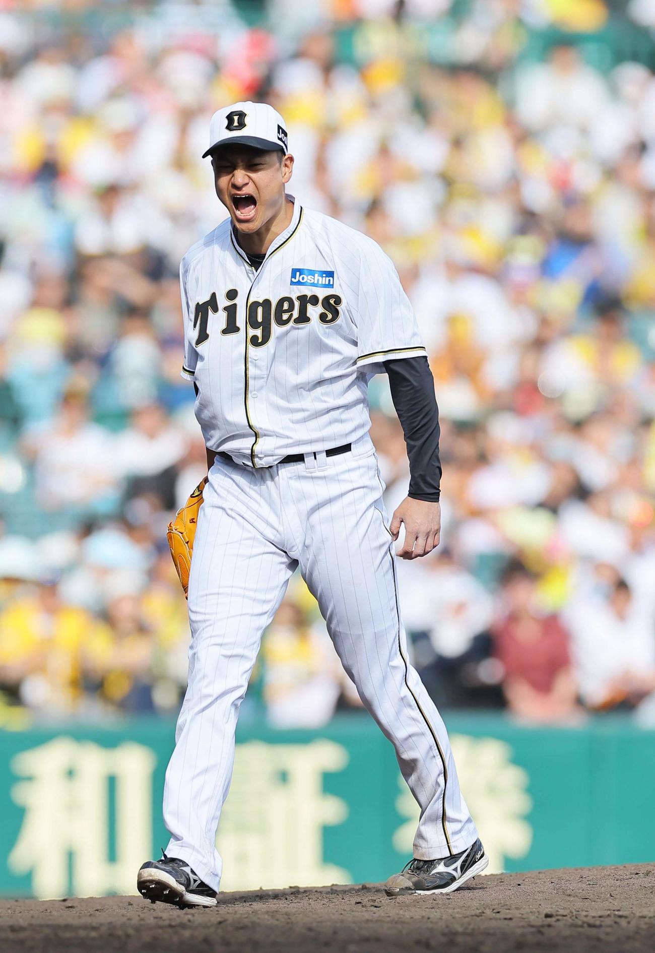 阪神対巨人　7回表巨人2死一塁、門脇から三振を奪い雄たけびを上げる大竹（撮影・上田博志）