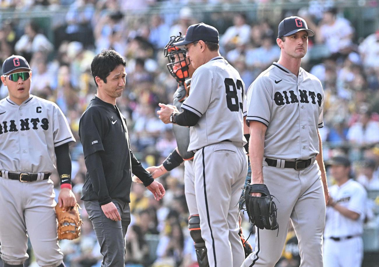阪神対巨人　7回裏、巨人原監督（左から4人目）から交代を告げられベンチへ引き揚げる先発のグリフィン（左から5人目）（撮影・滝沢徹郎）