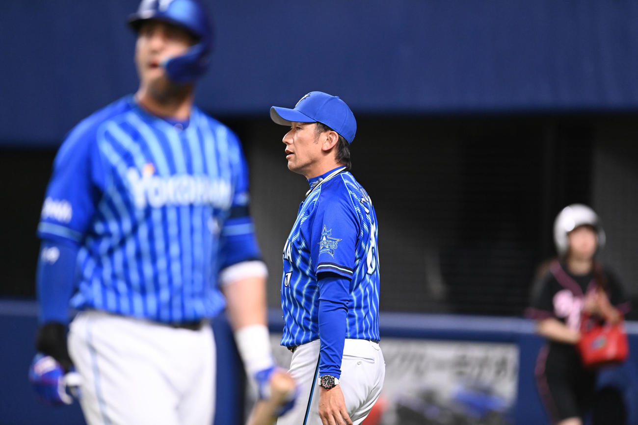 中日対DeNA 8回表DeNA攻撃終了、選手交代を告げる三浦監督（撮影・森本幸一）