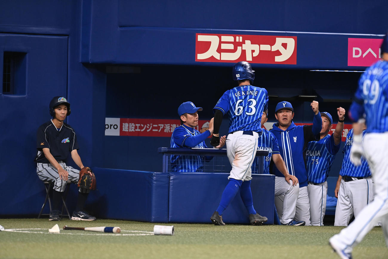 中日対DeNA 1回表DeNA1死二、三塁、牧の中前2点適時打で生還した関根を迎える三浦監督（撮影・森本幸一）