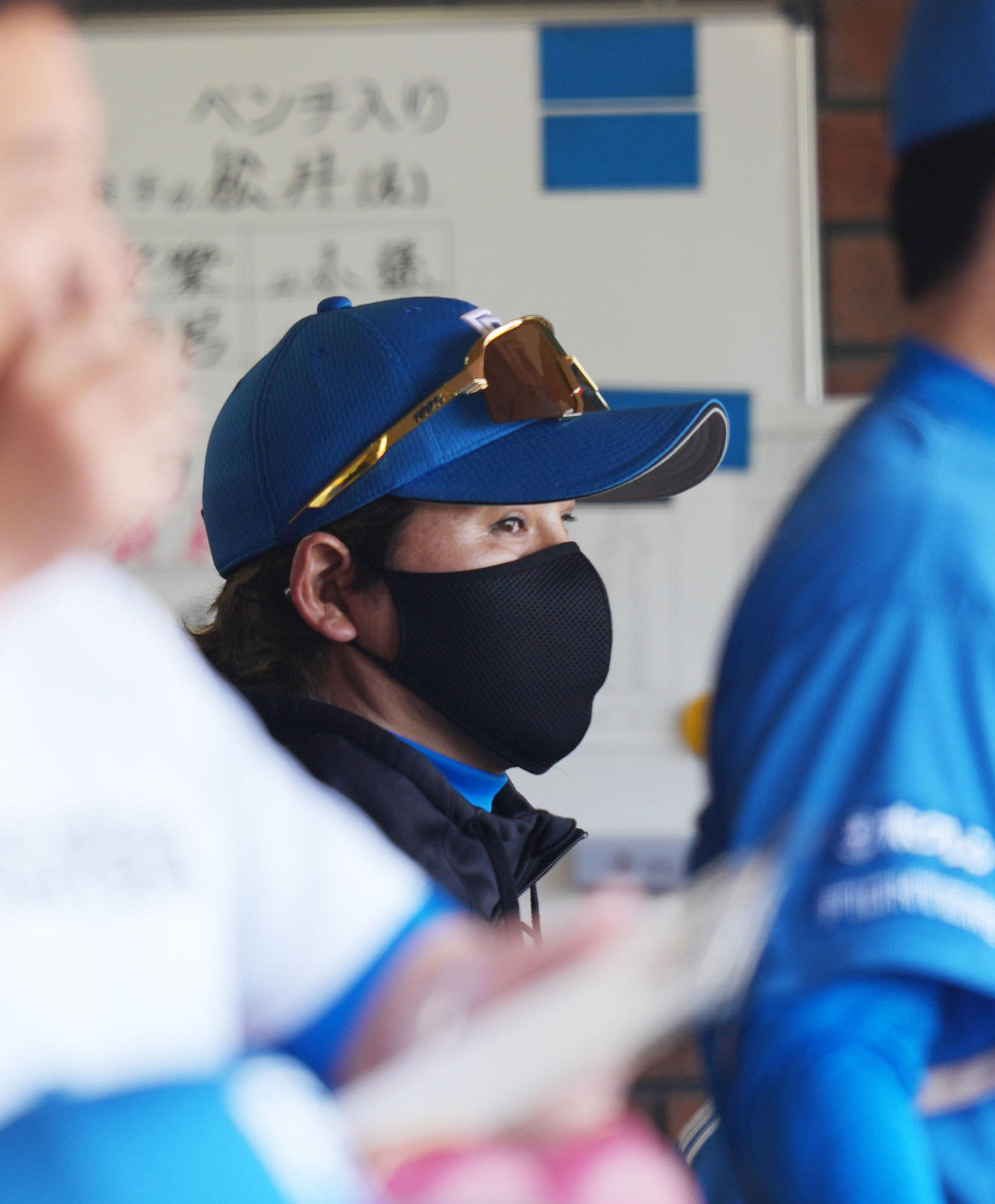 楽天対日本ハム　試合を見つめる日本ハム新庄監督（撮影・横山健太）