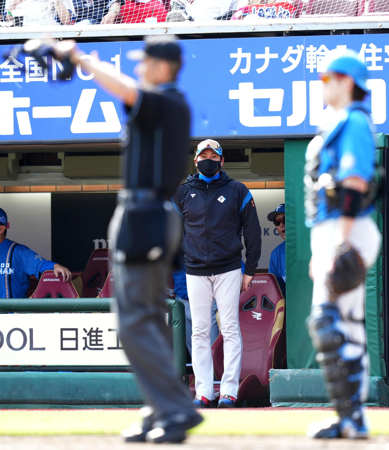 楽天対日本ハム　3回裏楽天2死一、二塁、リプレー検証を要求する日本ハム新庄監督（撮影・横山健太）