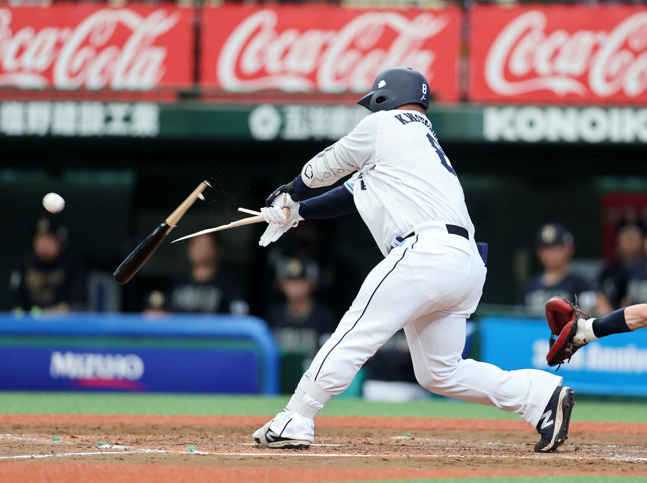 西武対オリックス　4回裏西武2死、渡部は中前安打を放つ（撮影・鈴木正人）