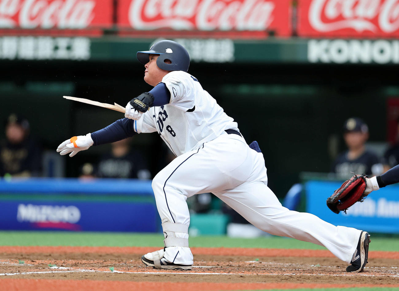 西武対オリックス　4回裏西武2死、渡部はバットを折られながらも中前打を放つ（撮影・鈴木正人）