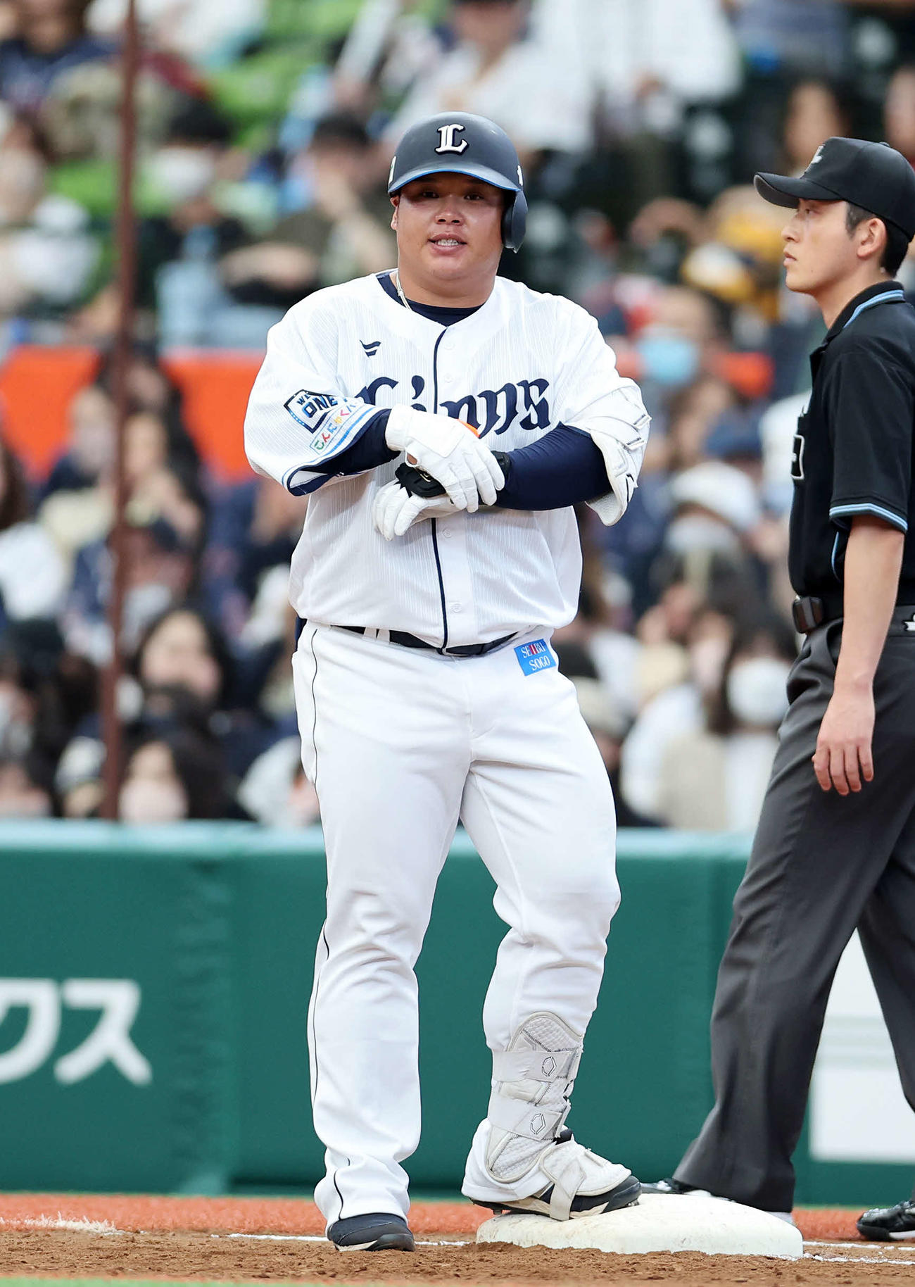 西武対オリックス　4回裏西武2死、渡部は中前安打を放ち笑顔を見せる（撮影・鈴木正人）