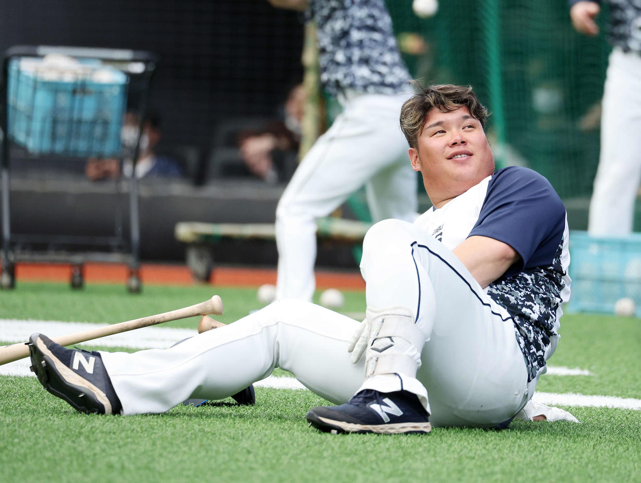西武対オリックス　練習中、笑顔を見せる西武渡部（撮影・鈴木正人）