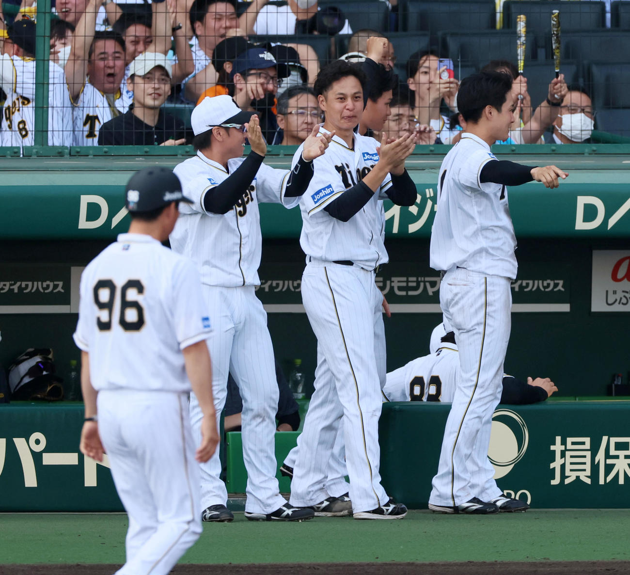 7回裏阪神2死一、二塁、近本の中前適時打でベンチ前に出て拍手を送る大竹（撮影・加藤哉）