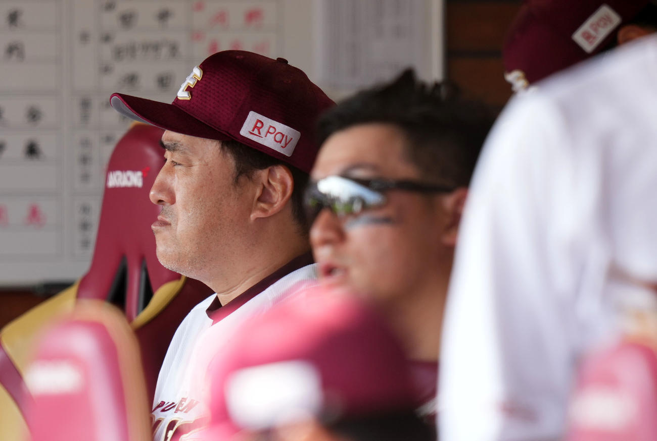 楽天対日本ハム　険しい表情で試合を見つめる楽天石井監督（撮影・横山健太）