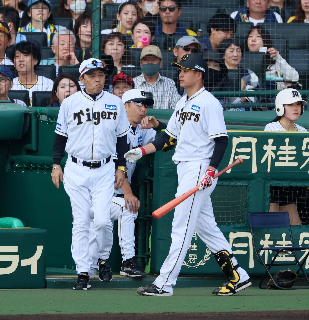 阪神対巨人　7回裏阪神2死二塁、打席へ向かう大竹（右）に代打を告げる岡田監督（撮影・加藤哉）