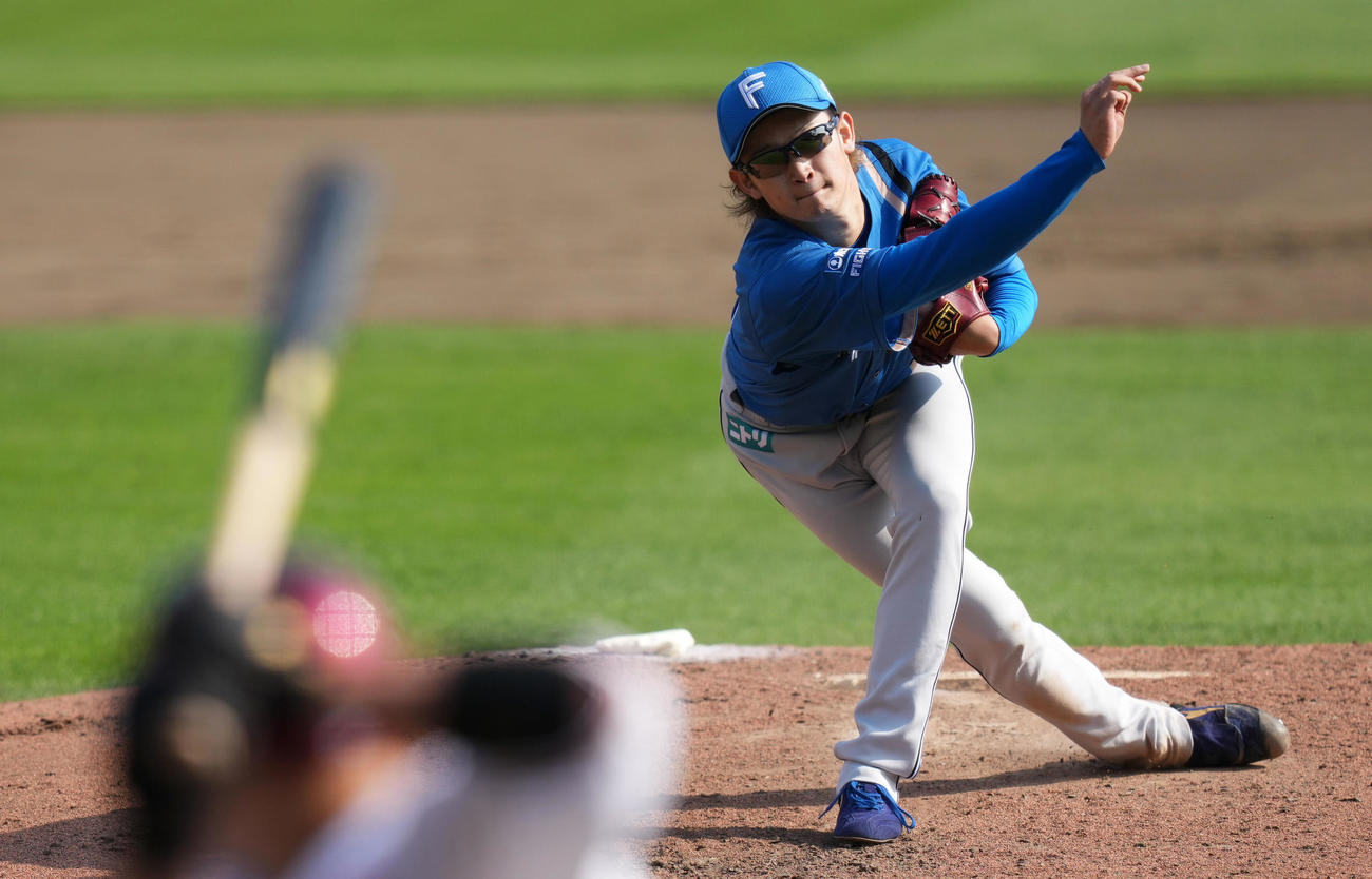 楽天対日本ハム　力投する日本ハム先発の鈴木（撮影・横山健太）